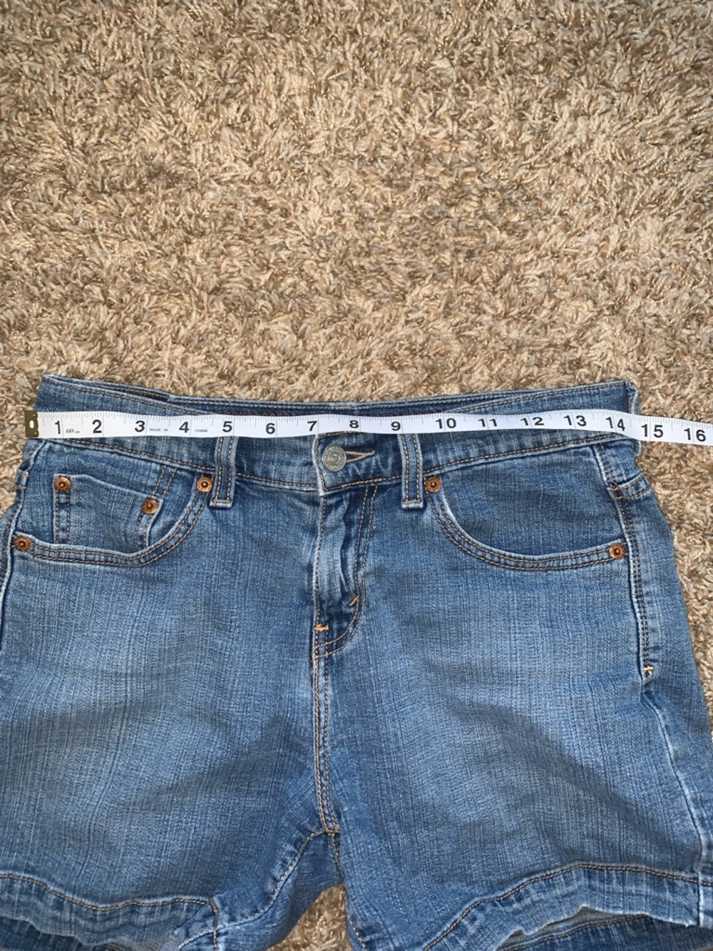 Vintage Levi's Women’s Medium Wash Blue Denim Summer Jean Shorts Size 4 - Picture 3 of 8